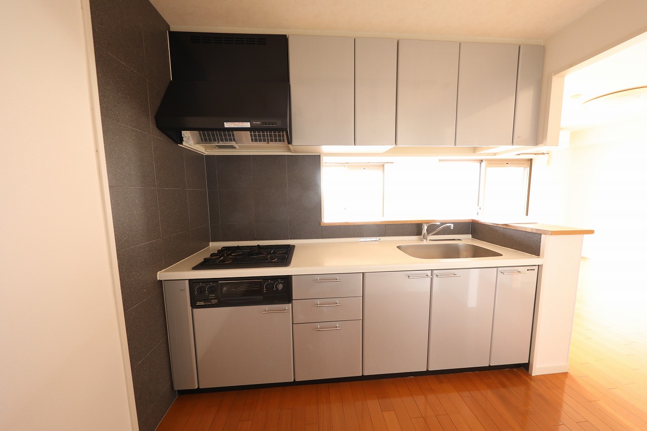 キッチン　カウンターキッチン、三口コンロでお料理がはかどります