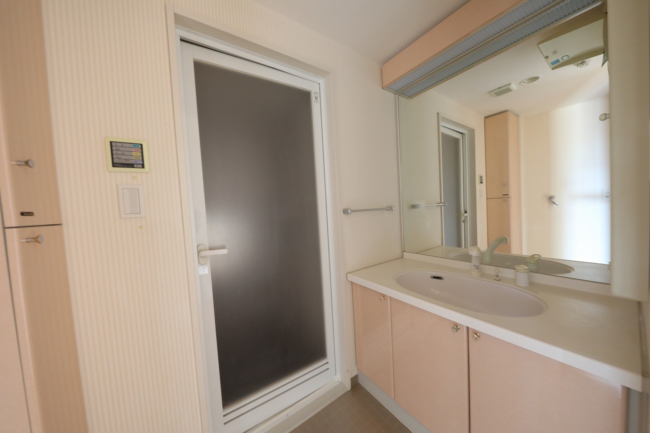 洗面設備　収納豊富な洗面スペースです