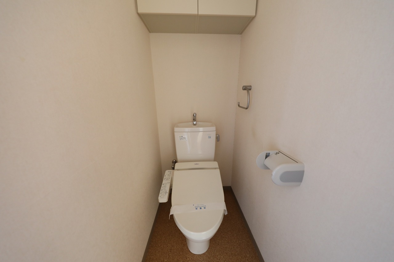 トイレ　温水洗浄便座です