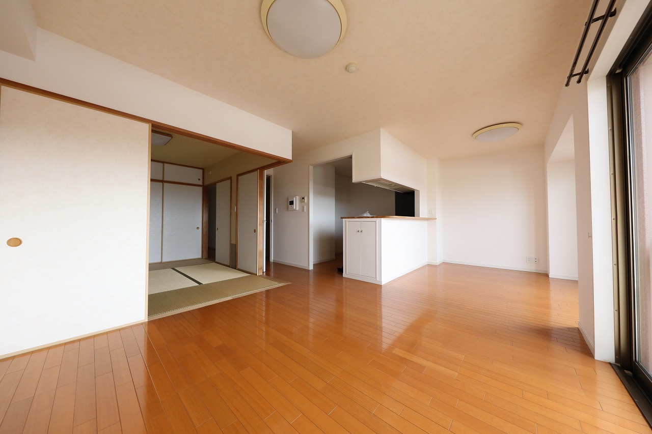 居室・リビング　LDK約16.5帖です。リビング横には和室があります。