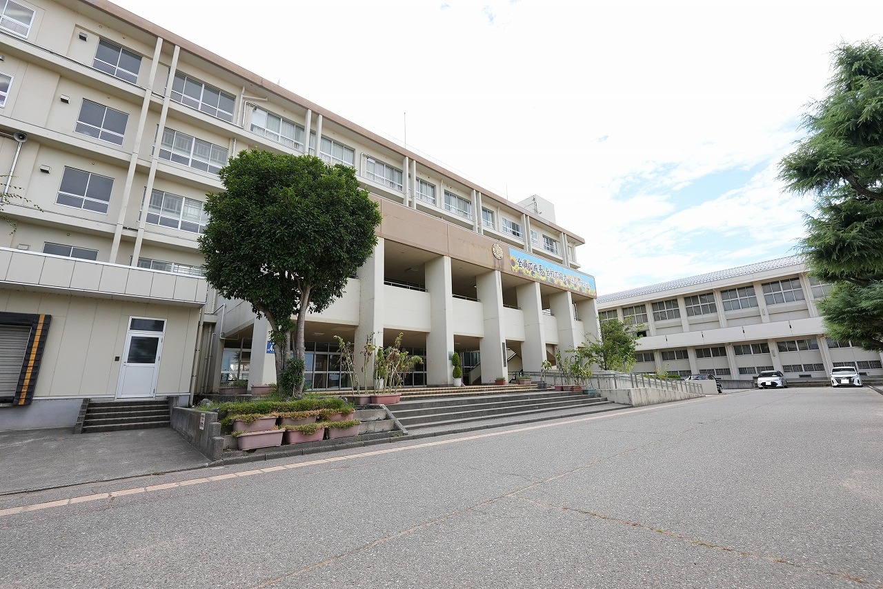中学校　金沢市立野田中学校（中学校）まで397m