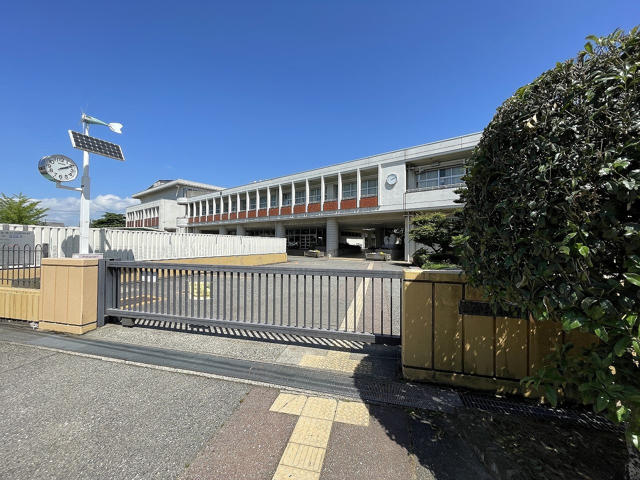 小学校　金沢市立泉野小学校（小学校）まで232m