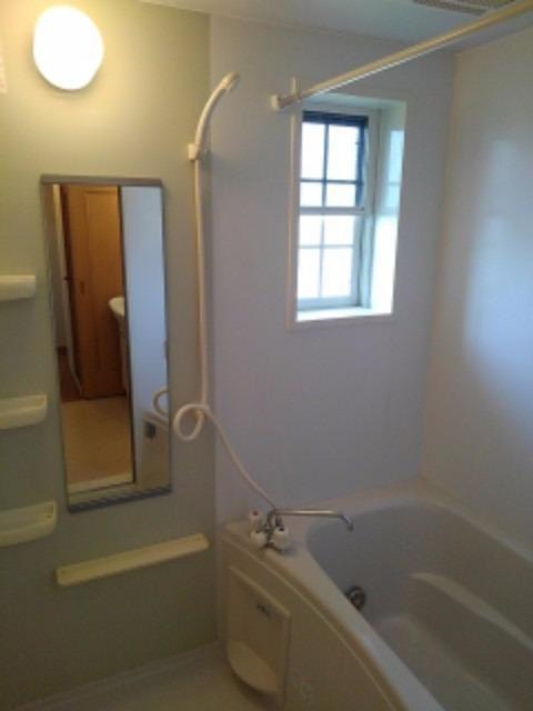 バス・シャワールーム　窓付きです。追い焚き・浴室乾燥があります。