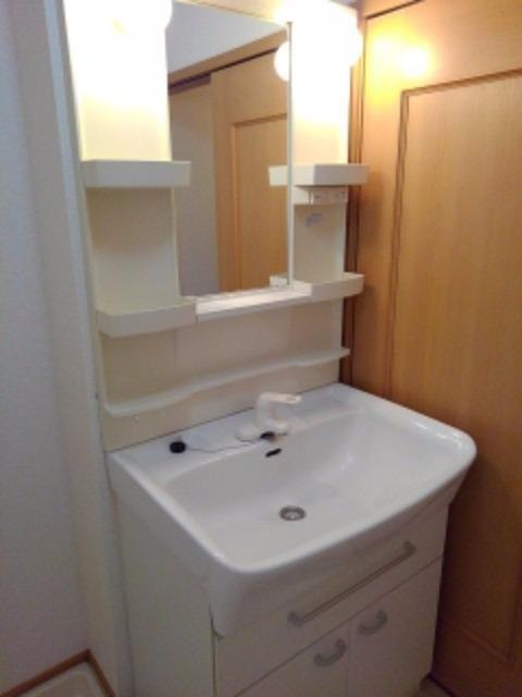 洗面設備　朝に便利な独立洗面台完備しています。