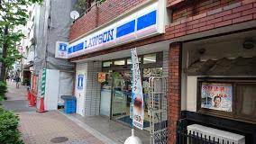 コンビニ　ローソン H新宿御苑北店（コンビニ）まで150m