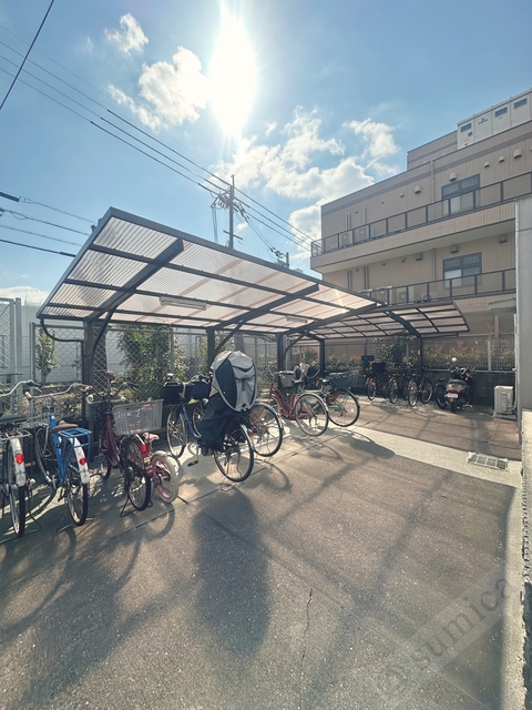 その他共有部分　屋根付き駐輪場。大事な自転車も雨でも安心♪