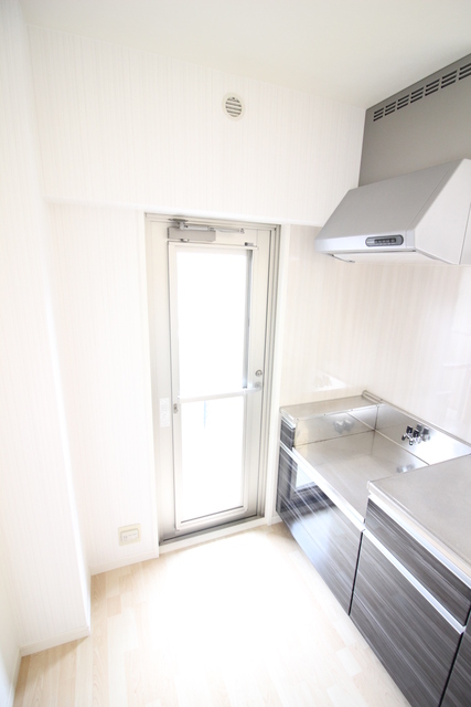 キッチン　キッチンからもバルコニーに出られます♪