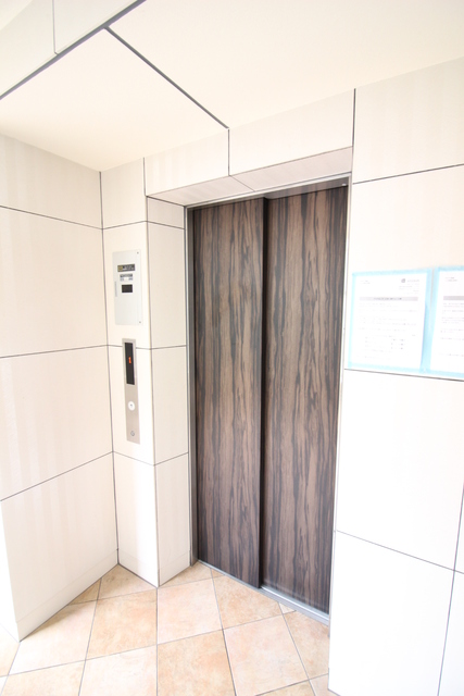 エントランス　エレベーターあり。