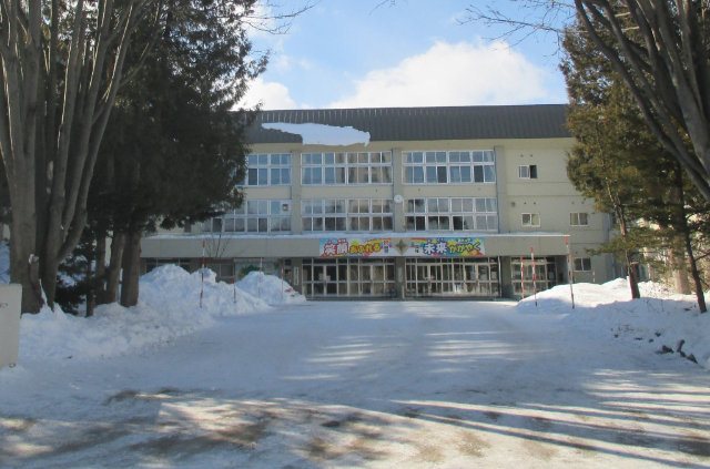 小学校　帯広市立帯広小学校（小学校）まで472m