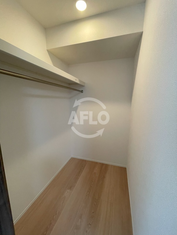 収納　ルシエーナ西田辺　ウォークインクローゼット