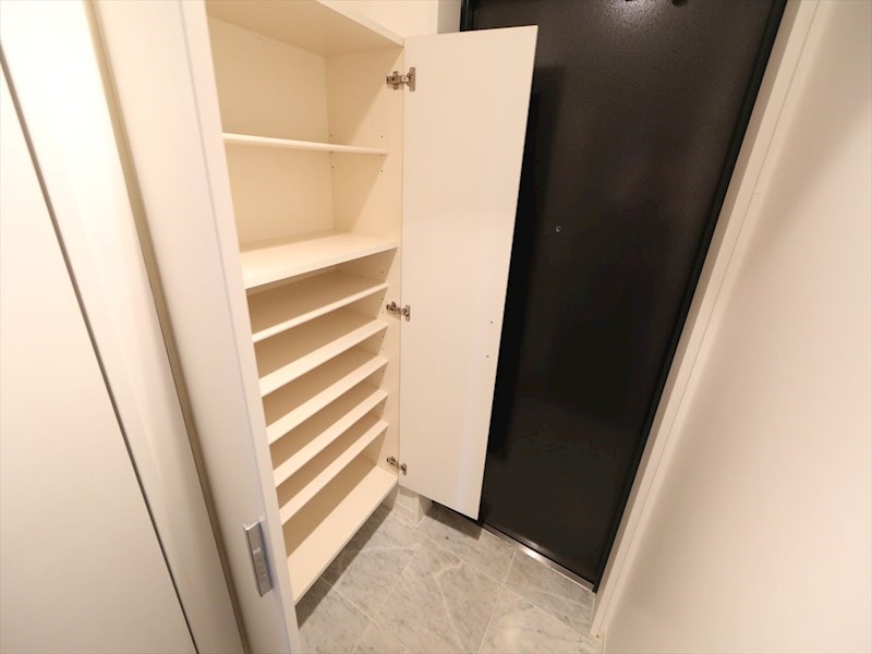 玄関　玄関　シューズボックス付（収納充実しています）