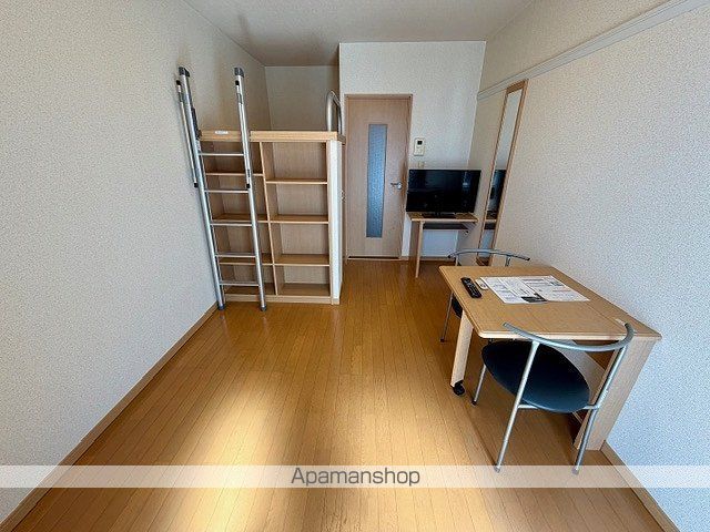 レオパレス虹の居間写真