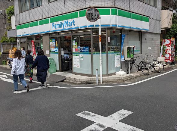コンビニ　ファミリーマート高田馬場店（コンビニ）まで417m