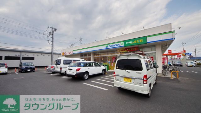 コンビニ　ファミリーマートドラッグエース川越的場店（コンビニ）まで1960m