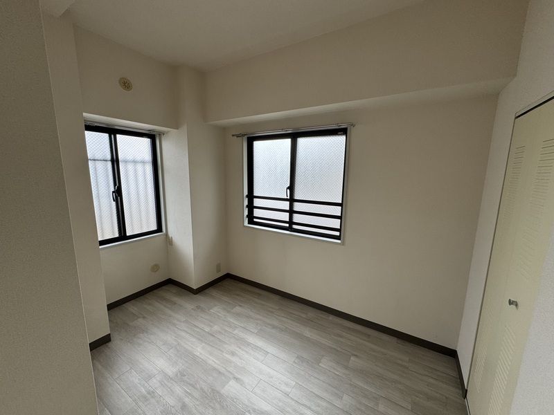 その他部屋・スペース　開放的な寝室です