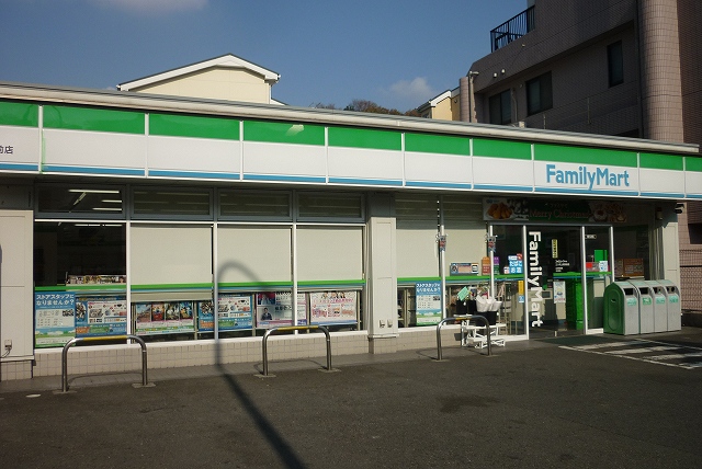 コンビニ　ファミリーマート　三ツ沢上町駅前店（コンビニ）まで605m
