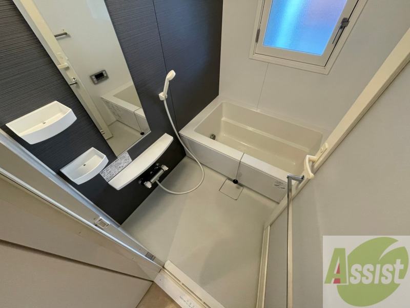 バス・シャワールーム　バスルームはこちらです。広々としてゆったり休めます。