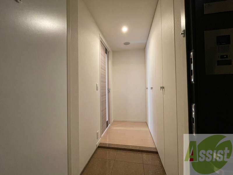 玄関　玄関の様子です。広い洋室にすぐ繋がっています。