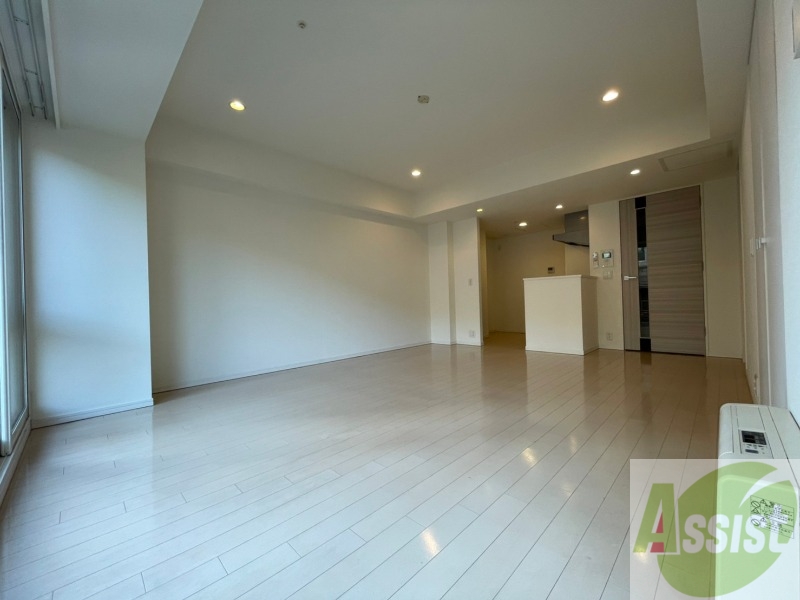 居室・リビング　１６帖の洋室です。広々として、きれいですね。