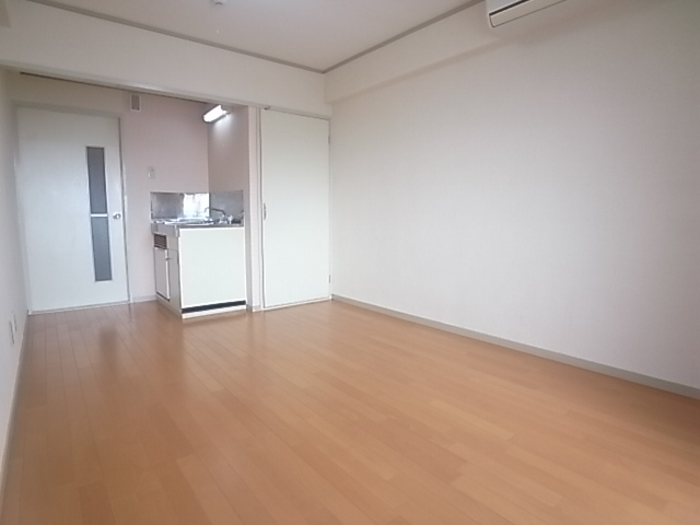 居室・リビング　白壁にナチュラルカラーの明るいフローリングのお部屋です