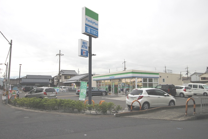 コンビニ　ファミリ－マ－ト（コンビニ）まで100m