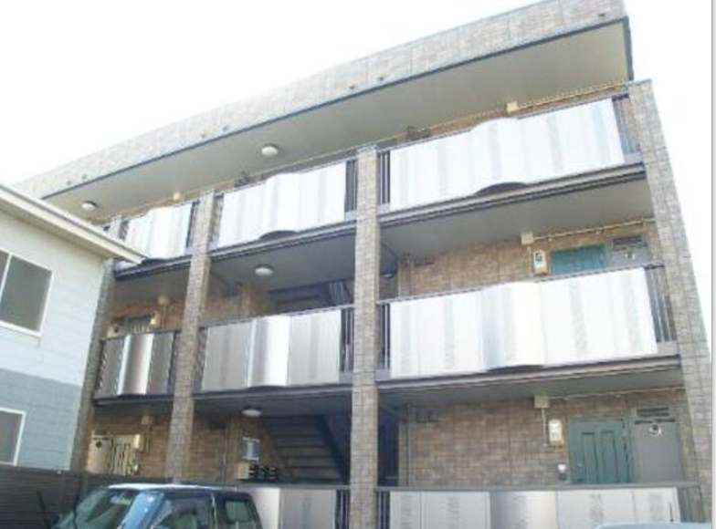 建物外観　３階建てのアパート