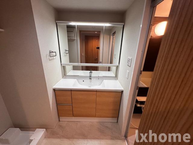 洗面設備　明るい洗面所です