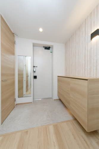 玄関　玄関には全身ミラーつき