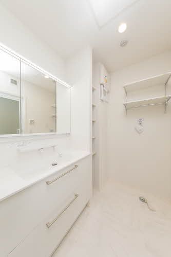 洗面設備　【サニタリー】三面鏡タイプのシャンプードレッサー・収納も充…