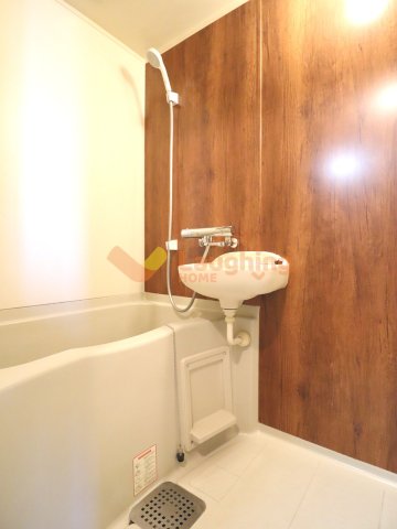 洗面設備　明るい洗面所です