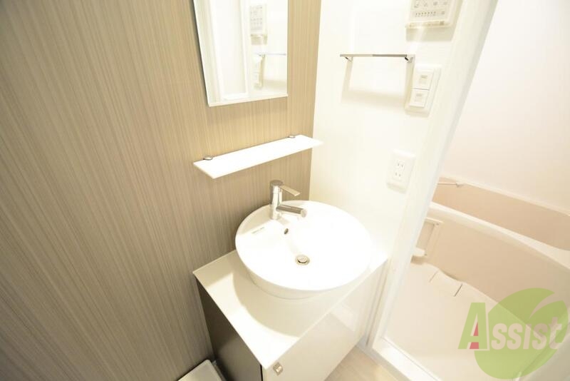 洗面設備　清潔感ある洗面台です