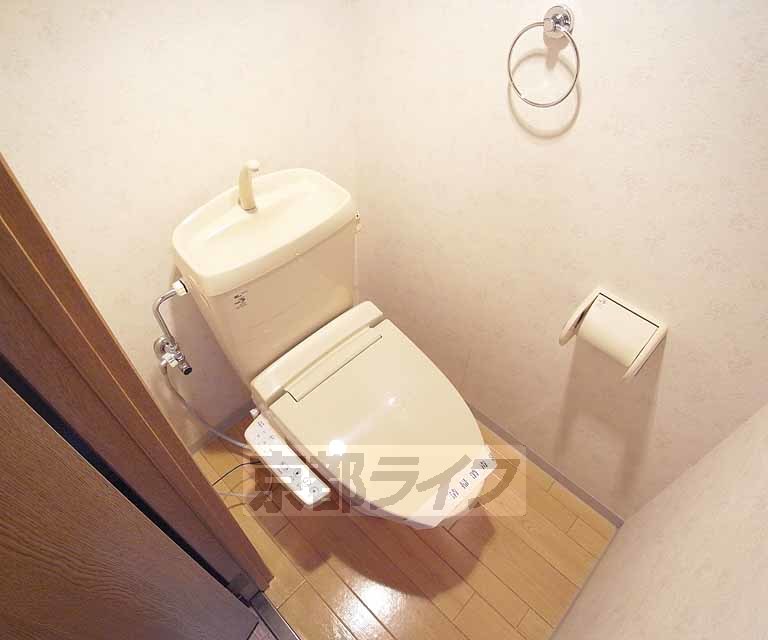 トイレ　温水洗浄便座付きのトイレです。