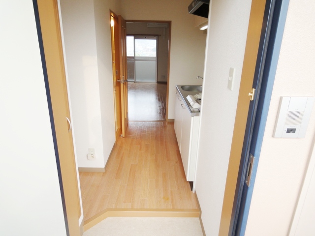 玄関　同物件他部屋の写真