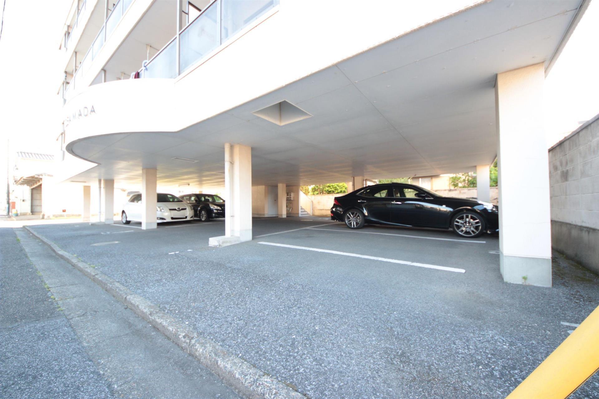 駐車場　駐車場は屋根付きです（建物の下）
