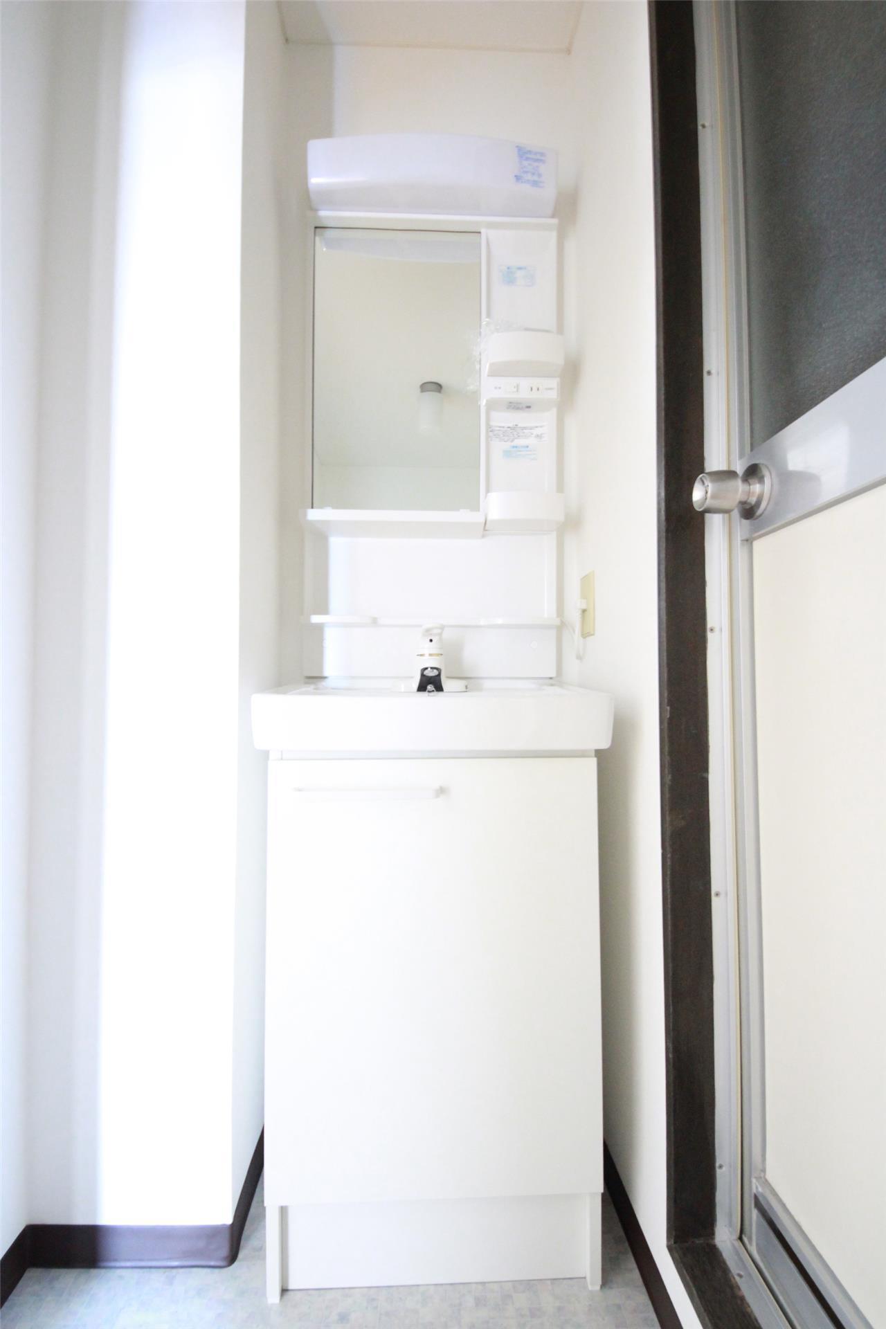 洗面設備　照明付きの洗面化粧台◎