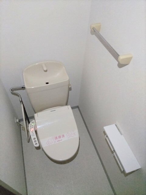トイレ　★★トイレは嬉しい洗浄機能付き便座です♪★★