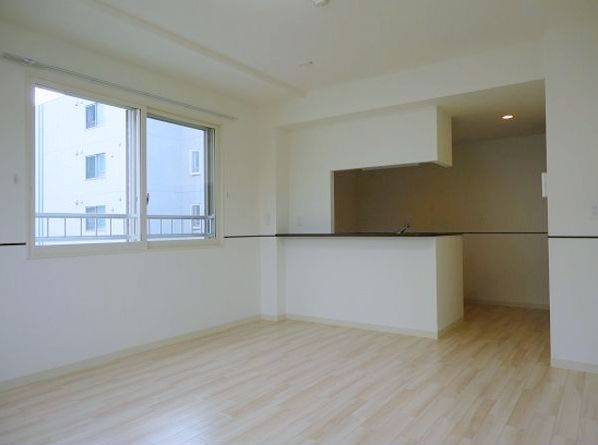 居室・リビング　明るい雰囲気で、気持ちの良いリビングです♪