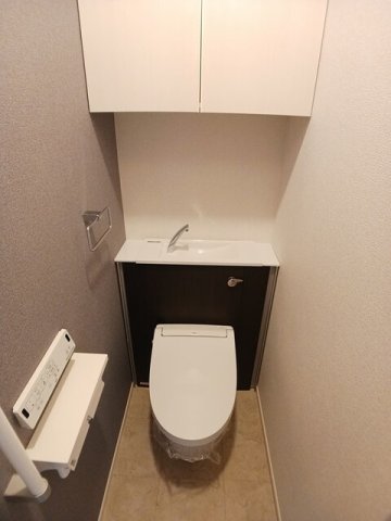 トイレ　落ち着いた色調のトイレです