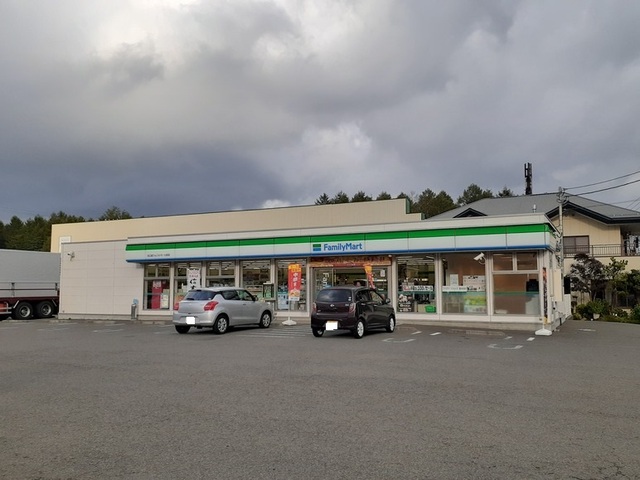 コンビニ　ファミリーマート河口湖フォレス（コンビニ）まで400m