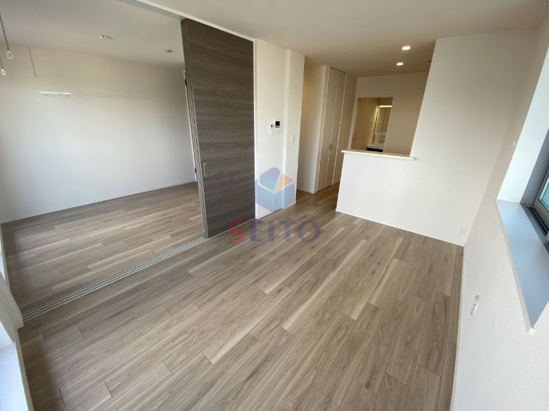 居室・リビング　３０３号室のお写真です。