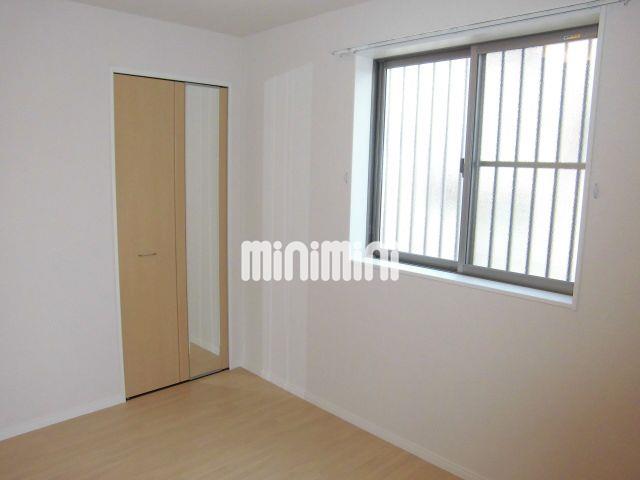 その他　北側のお部屋の収納の扉の一部が鏡張りです。