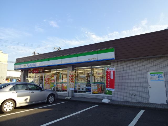 コンビニ　ファミリーマート（コンビニ）まで370m