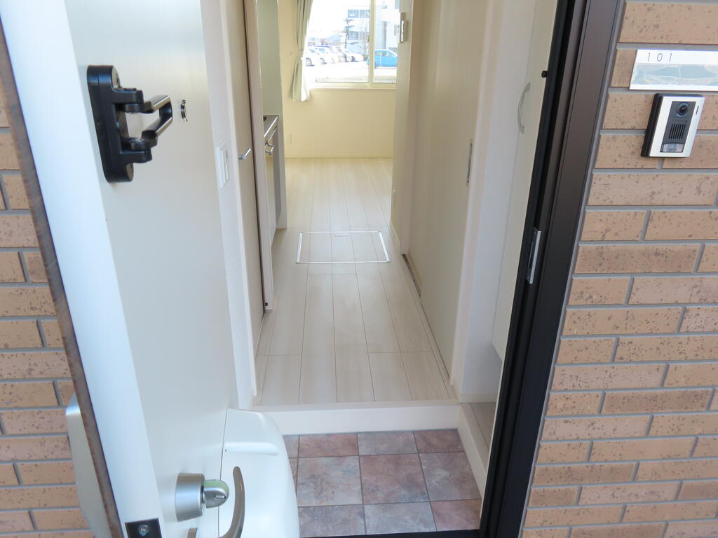 玄関　※室内写真・動画・パノラマは同物件別部屋のものです。