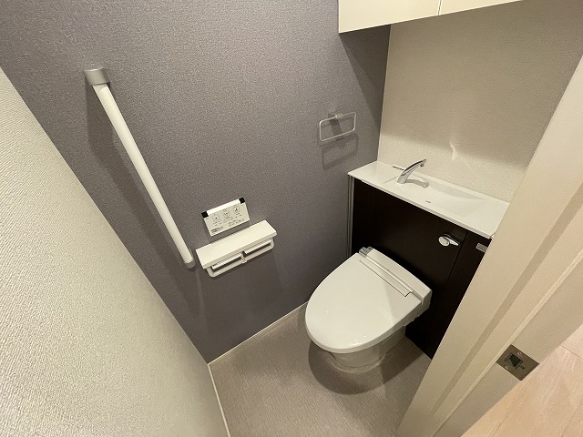 トイレ　温水洗浄便座付きのトイレです♪