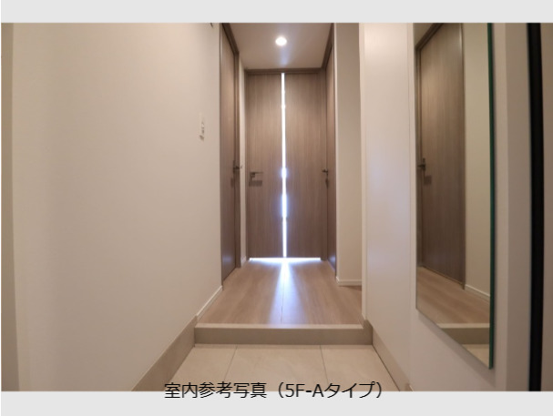 玄関　写真は同タイプ住戸です。
