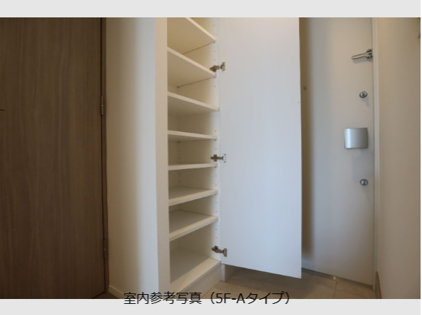 玄関　写真は同タイプ住戸です。