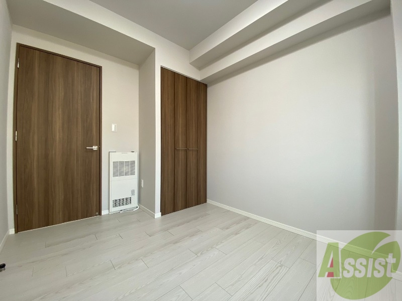 その他部屋・スペース　寝室はこちらです。光が差し込む、温かみのあるお部屋です。