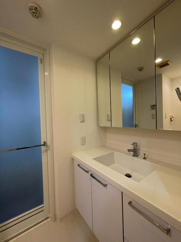 洗面設備　■多面鏡独立洗面台■キャビネット収納付き