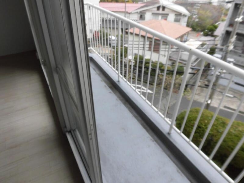 バルコニー　一週間分の洗濯も干せちゃいます。一服もできますよ。