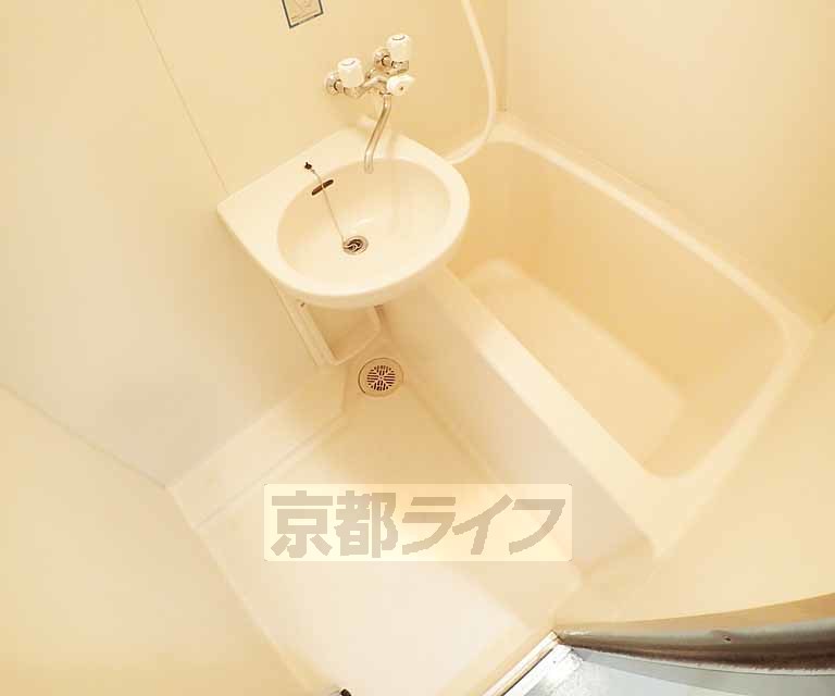 バス・シャワールーム　清潔感のあるお風呂です